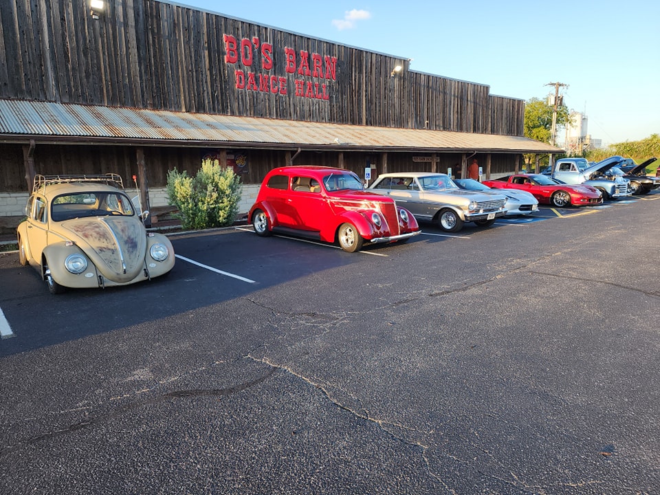 Ready to two-step? @bosbarndancehall in Temple, TX is just 10 minutes away and the place to be for live country music, karaoke nights, and good old-fashioned fun! Grab your friends, hit the dance floor, and enjoy food, drinks, and a true Texas dance hall atmosphere. 🤠 📸: @bosbarndancehall Explore more at bosbarndancehall.com. #RiverFarm #BeltonTX #BeltonTXRealEstate #BeltonTXNewHomes #BeltonISD #PaintedSteer