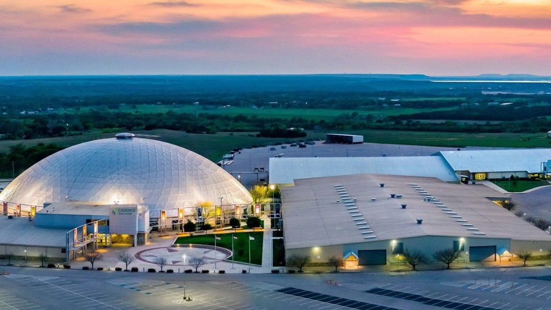 The @cadencebankcenter here in Belton, TX is a full-on, multi-purpose arena just off I-35 that brings together fairs, concerts, rodeos, livestock shows and more all year long. Whether you’re looking for a fun family night out or a big community event, they have it all.  📸: @cadencebankcenter Take a look at the lineup at cadencebankcenter.com. #RiverFarm #BeltonTX #BeltonTXRealEstate #BeltonTXNewHomes #BeltonISD #PaintedSteer