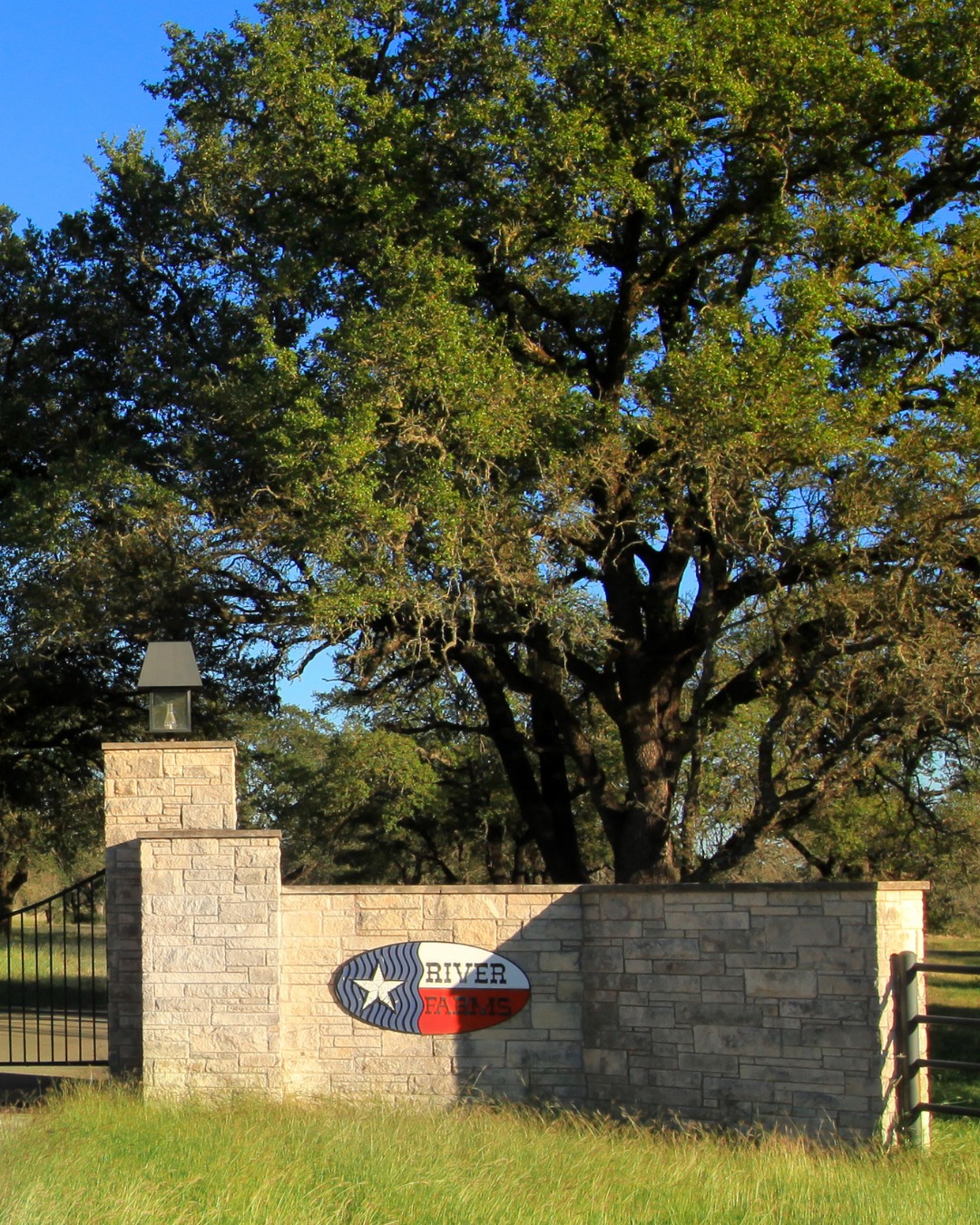 Close to I-35. Close to downtown Belton, Temple, and Killeen. Close to Austin and Round Rock to the south. Close to the people and places that matter. ️ River Farm puts your family right where life happens. See what’s nearby through the link in our bio! #RiverFarm #BeltonTX #BeltonTXRealEstate #BeltonTXNewHomes #BeltonISD #PaintedSteer