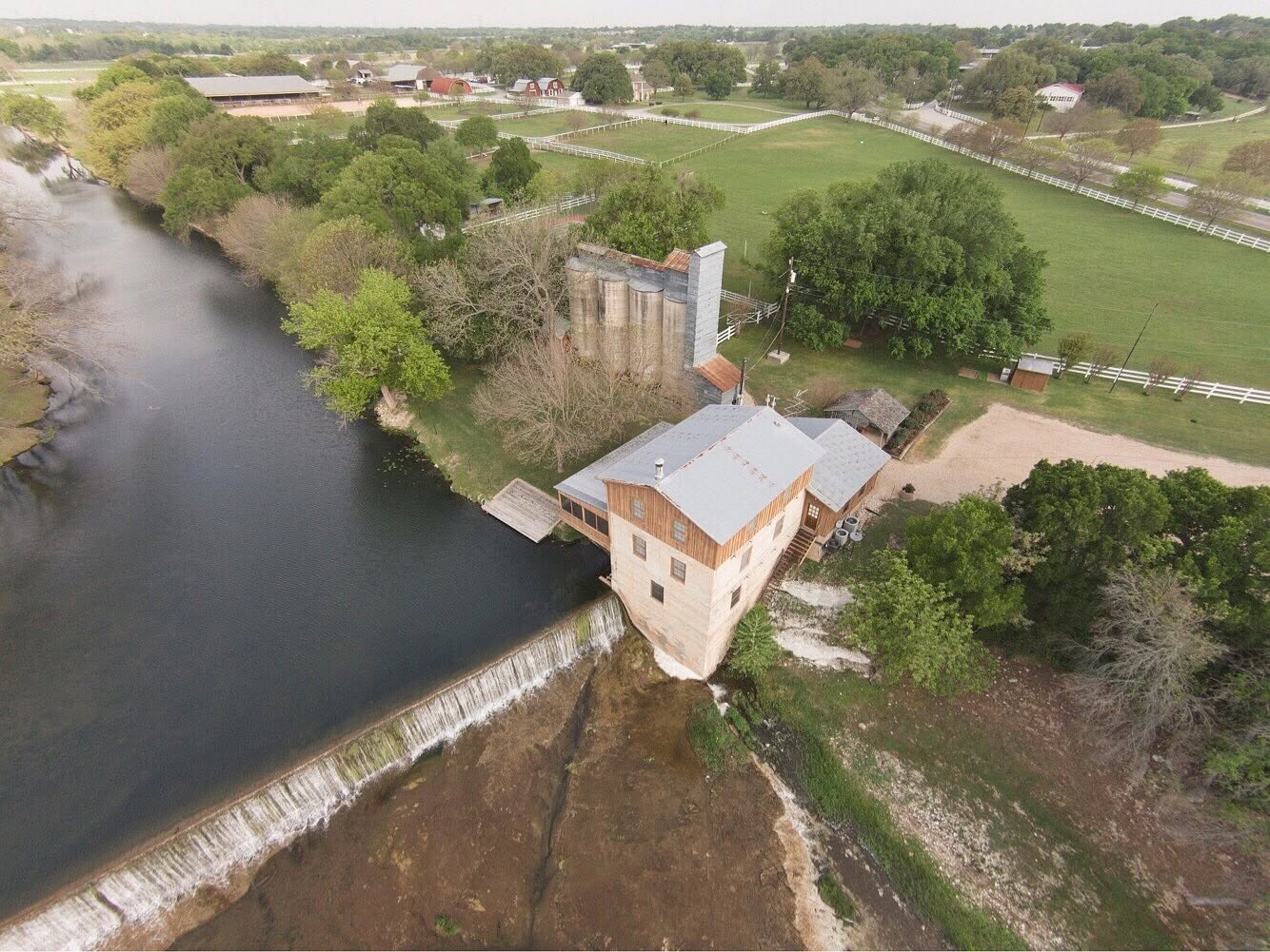 Your next gathering deserves a stunning backdrop!  @summers_mill is just 10 minutes away and offers a truly unique venue for weddings, retreats, corporate events, and more. Scenic, serene, and unforgettable. 📸: @summers_mill Book your reservation at summersmill.com. #RiverFarm #BeltonTX #BeltonTXRealEstate #BeltonTXNewHomes #BeltonISD #PaintedSteer